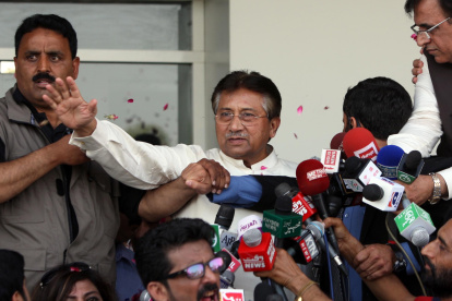 Pervez Musharraf (centro), expresidente de Pakistán en una foto de archivo.
 former Pakistan"s President and leader of political party All Pakistan Muslim League (APML) waves to his supporters upon arrival in Karachi, Pakistan, 24 March 2013 (reissued 05 February 2023). Pakistan"s former president and retired General Pervez Musharraf passed away at the age of 79 in a private hospital in Dubai after a long illness, the Pakistan"s military announced on 05 February 2023. Musharraf served as president of Pakistan from 2001 to 2008. EFE/EPA/REHAN KHAN *** Local Caption *** 50766638