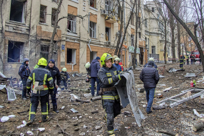 Rescatistas trabajan en los exteriores de edificios residenciales destruidos por misiles rusos.  Ukrainian rescuers work at the site of a damaged residential building following a missile strike, in Kharkiv, northeastern Ukraine, 05 February 2023, amid Russia"s invasion. At least four people were injured after two Russian missiles hit downtown Kharkiv on 05 February, the head of the Kharkiv regional military administration, Oleg Sinegubov wrote on telegram. Kharkiv and surrounding areas have been the target of heavy shelling since February 2022, when Russian troops entered Ukraine starting a conflict that has provoked destruction and a humanitarian crisis. (Rusia, Ucrania) EFE/EPA/SERGEY KOZLOV