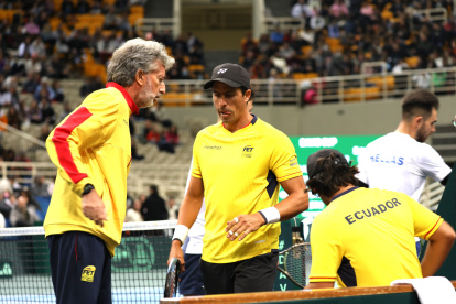 Raúl Viver (i), capitán del equipo ecuatoriano Copa Davis, conversa con Gonzalo Escobar (c) y Diego Hidalgo, durante el partido de dobles jugado.