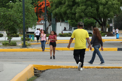 Corriendo, algunas personas trataban de llegar antes de las 5 de la tarde para ejercer su derecho al voto.