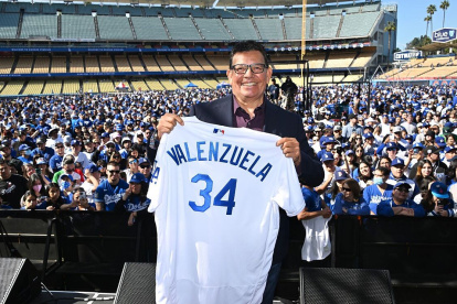 Fernando Valenzuela muestra su dorsal en uno de los homenajes de los Dodgers.