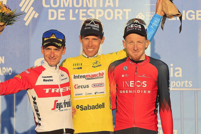 El ciclista portugués Rui Costa (c) tras ser primero en la competencia.