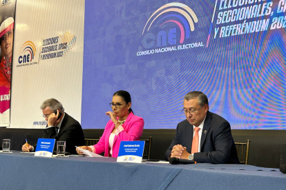 Autoridades en el Centro de Mando de Ecuador.