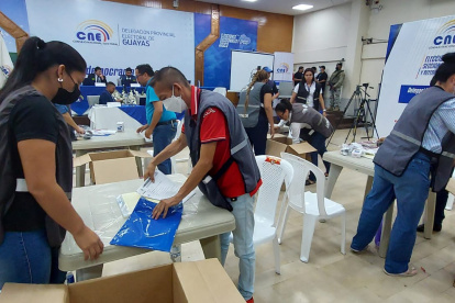 En la Delegación Provincial Electoral del Guayas , se instala la Junta Electoral para empezar el escrutinio de los votos.