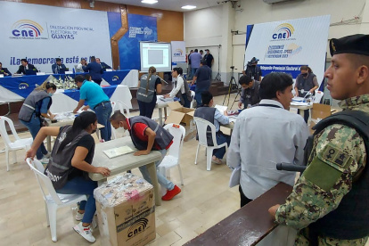 En la Delegación Provincial Electoral del Guayas , se instala la Junta Electoral para empezar el escrutinio de los votos.