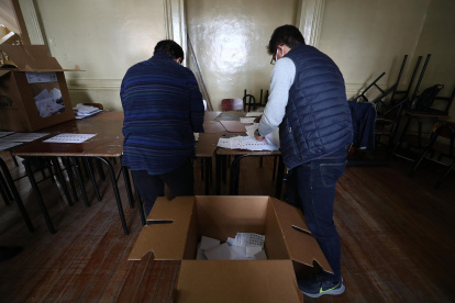 Votantes participan en una jornada de elecciones locales y referéndum constitucional en Quito (Ecuador).