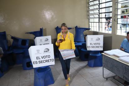 Sufragio. La candidata ejerció su derecho al voto en el norte de la ciudad de Guayaquil.