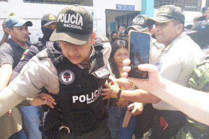 Tras conocer la novedad, la policía se llevó a dos personas acusadas de supuesto fraude.