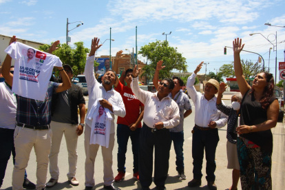 Un grupo de simpatizantes del excandidato Julio César Farachio oraron en el  sitio donde fue asesinado.