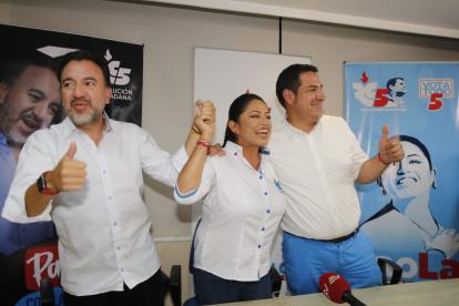 Celebración. Paola Pabón y Pabel Muñoz se mostraron convencidos del triunfo pero prefieren esperar los resultados oficiales.