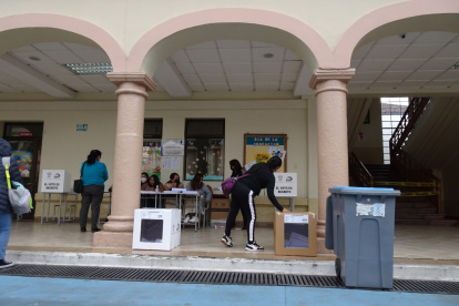 Los retrasos en la hora de inicio, fue la constante, pero que no complicó el evento democrático obligatorio.