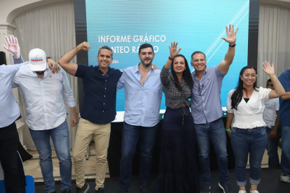 Aquiles Álvarez y Marcela Aguiñaga se concentran en el hotel Ramada.