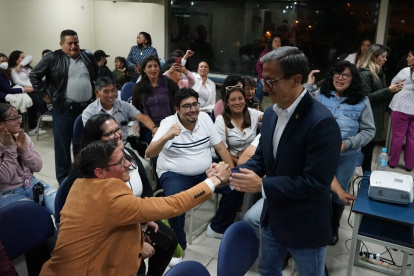 Espera. Pedro Freile se reunió con simpatizantes en su sede política.