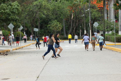 A pocos minutos de las 5 de la tarde (hora de cierre de las urnas) dos mujeres corren a su mesa para lograr sufragar sus votos.