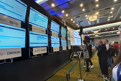 Escenario. Se instalaron más de 20 pantallas para visualizar cifras.