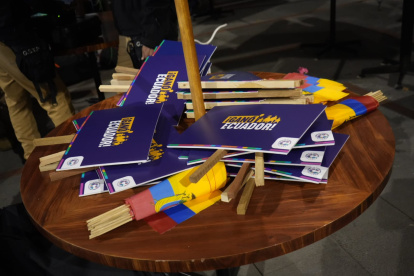 Estos letreros estaban en el lugar donde iba a darse un pronunciamiento del presidente Guillermo Lasso.