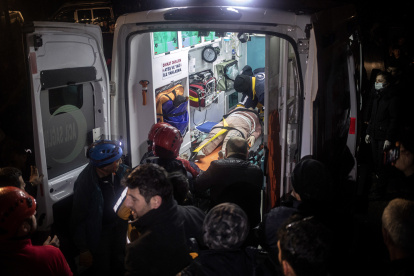 Una mabulancia asiste a un de los heridos del terremoto