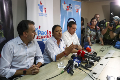 La prefecta de la provincia de Pichincha, Paola Pabón (c), junto al candidato de Revolución Ciudadana a alcalde de Quito, Pabel Muñoz (i), participan hoy en una rueda de prensa tras las elecciones seccionales (locales), en Quito (Ecuador).