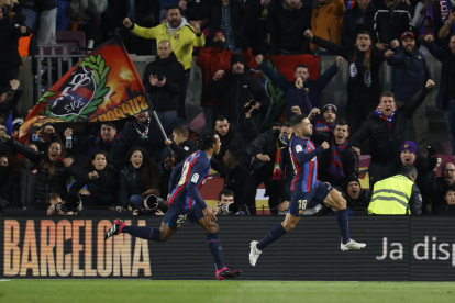 Jules Koundé (i) y Jordi Alba (d) celebran el gol del FC. Barcelona ante el Sevilla.