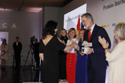 La periodista brasileña Juliana Mori de Oliveira (i), recibe el galardón de manos del rey Felipe VI, en la edición de 2022.