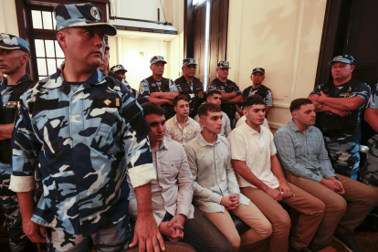Fotografía que muestra los imputados por el crimen de Fernando Báez Sosa durante una audiencia hoy en Dolores (Argentina).