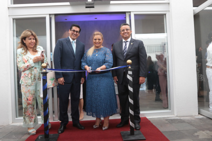 Ese día también se inauguró la capilla UTEG. En la foto, la rectora acompañada de Myrtha Cabanilla, Pablo Beltrán y Galo Cabanilla.