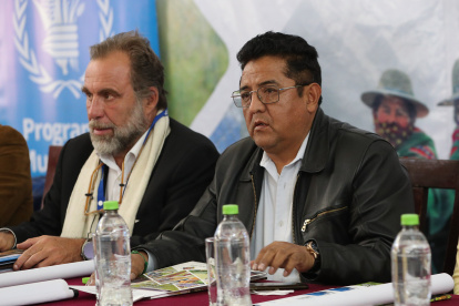 Fotografía de archivo en la que se registró al ministro de Desarrollo Rural y Tierras de Bolivia, Remmy Gonzales (d), en La Paz (Bolivia). EFE/Martín Alipaz
