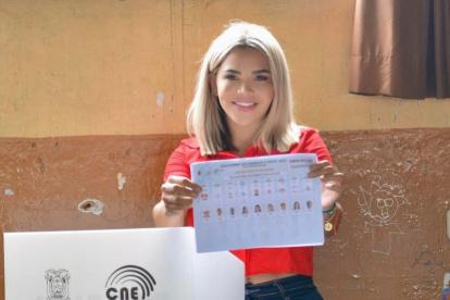 Votación. La candidata María Fernanda Vargas mostrando papeleta.