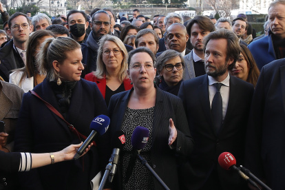 Cyrielle Chatelain (C), presidenta de Europa Ecología - el partido de los Verdes, habla con los medios mientras miembros de la alianza de izquierda NUPES llegan a la Asamblea Nnacional francesa en París este 6 febrero, donde este lunes comenzó el debate parlamentario de la polémica reforma de pensiones. EFE/EPA/Teresa Suárez