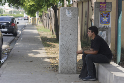 En el día. Las personas que esperan buses cerca del paradero de La Joya se sienten vulnerables.