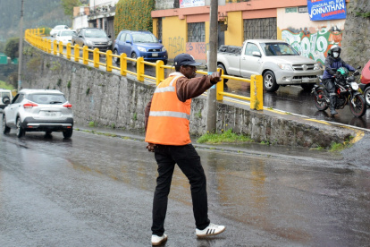 Sur. Cerca de El Trébol dirige el tránsito Darwin Reasco, quien reúne las monedas para el arriendo.