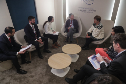 El presidente Lasso y sus ministros en un encuentro con funcionarios del FMI, en Davos.