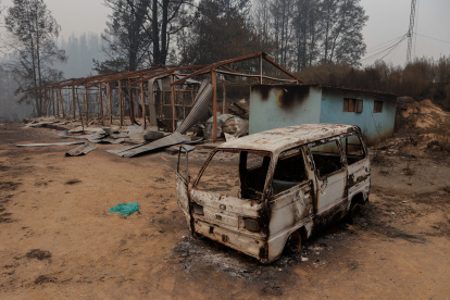 Registro general este domingo, 5 de enero, de los escombros y destrozos ocasionados por los incendios forestales en zona rural de Santa Juana, Región del Biobío (Chile). EFE/Esteban Paredes