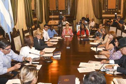 Foto de la alcaldesa de Guayaquil y los ediles antes de que soliciten licencia para participar en las últimas elecciones seccionales como candidatos.