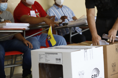 Escrutinio. La votación de la consulta popular es de las últimas en la provincia del Guayas que ingresarán al sistema informático del CNE.
