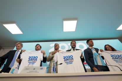 De izq. a der. El secretario nacional de Deporte de Uruguay, Sebastián Bauza, el presidente de la Confederación Sudamericana de Fútbol (Conmebol), Alejandro Domínguez, el mandatario de la Asociación del Fútbol Argentino (AFA), Claudio Tapia, el ministro argentino de Turismo y Deportes, Matías Lammens; y su homólogo de Paraguay, Diego Galeano Harrison, junto a Alexandra Benado, ministra de Deportes de Chile, hoy en Ezeiza (Argentina).