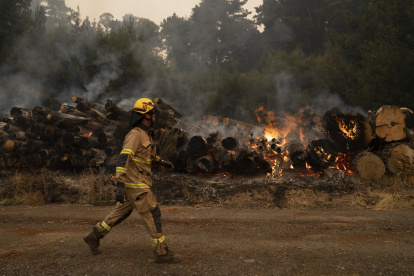 Bomberos trabajan para extinguir un incendio, este 7 de febrero de 2023, en Santa Juana, región de Biobío (Chile).