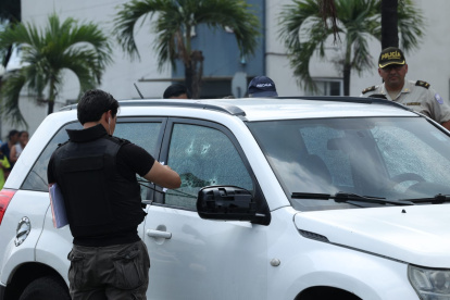 La policía haciendo el levantamiento de la escena.