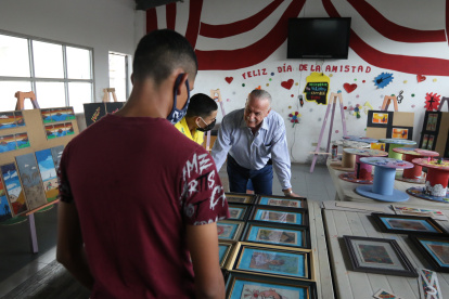 Preparativos. Ricardo Koenig, quien preside a la Benemérita Sociedad Protectora de la Infancia (BSPI), entidad guayaquileña que está a cargo precisamente del Hogar Inés Chambers, aparece junto a los niños.
