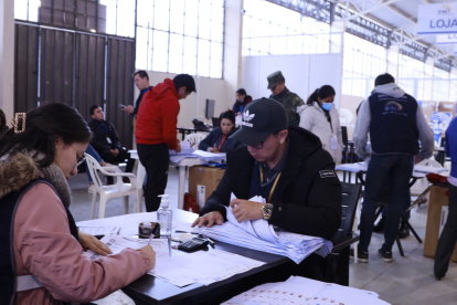 En loja, los funcionarios del CNE realizan el recuento de votos.