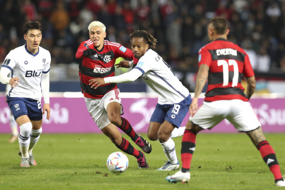 Pedro (2-L) of Flamengo in action against Andre Carrillo (2-R) of Al Hilal during the FIFA Club World Cup semi final match between CR Flamengo and Al Hilal SFC in Tangier, Morocco, 07 February 2023. (Mundial de Fútbol, Marruecos, Tánger) EFE/EPA/Mohamed Messara