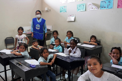 Presencia. Una de las voluntarias de la casa atiende a varios niños.