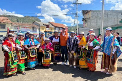 El alcalde electo de Cuenca, Cristian Zamora, durante una visita a una comunidad rural..