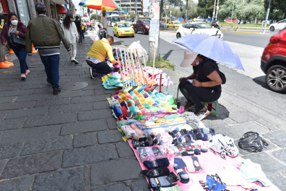 Desorden. El espacio público es tomado por los comerciantes informales, muchos no son regularizados aún.
