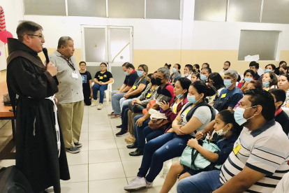 Los coordinadores del curso dirigen la reunión de clausura antes los niños y jóvenes que terminaron el curso.