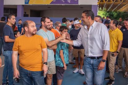 Jornada. El candidato reelecto saludó a simpatizantes, el domingo.