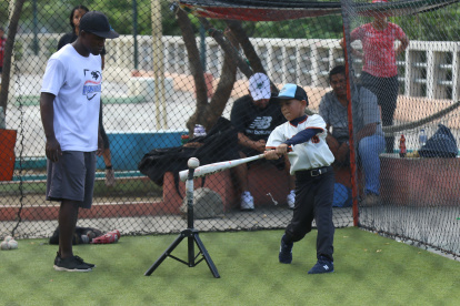 El trípode de un parlante de música hace las veces del batting tee, la base para perfeccionar el movimiento del bateo, que se robaron.