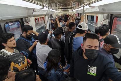 Decenas de personas viajan en un tren del sistema de Transporte Colectivo (Metro), el 6 de febrero de 2023, en Ciudad de México