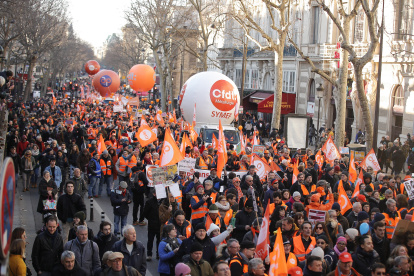 Miles de manifestantes participan en una manifestación contra la reforma de pensiones prevista por el Gobierno francés en París este 7 de febrero. EFE/EPA/TERESA SUAREZ