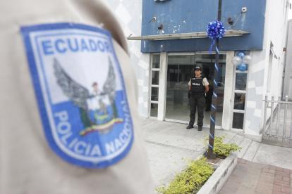 Este 07 de febrero de 2023 se reinauguró la UPC de la 14 y PPG en Guayaquil, además de limpieza se instaló una puerta y se cambió los vidrios rotos de la ventana de la fachada.